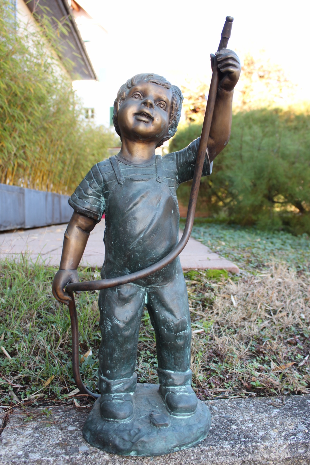 Bronzeskulptur Bub mit Schlauch mit Wasseranschluss